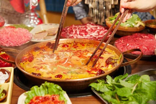 店云南酸菜牛肉火锅跑出黑马麻将胡了1年狂开200+(图2)